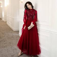 Vestido Rojo Vino con Apliques y Cuentas - Elegancia y Estilo