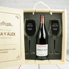 Regalo Personalizado para Parejas: Vino con Copas de Regalo